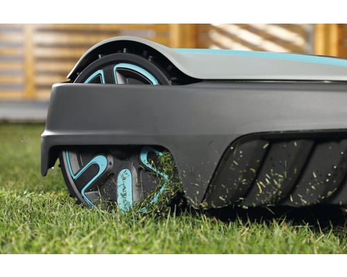 Detailansicht eines Rasenmähroboters im Einsatz auf Rasen