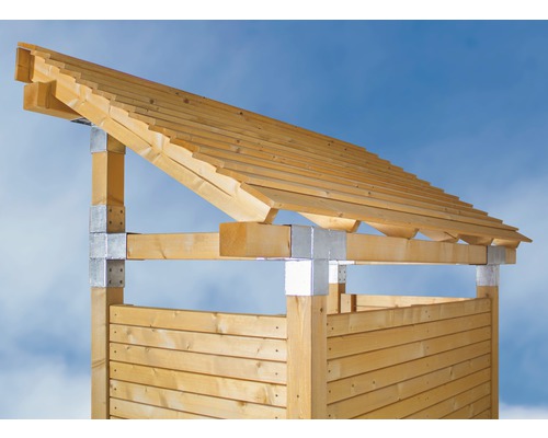 Detailansicht eines Holzunterstandes mit Dach und Metallverbindern