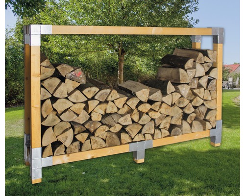 Holzlagerregal aus Holz mit Metallverbindungen im Garten mit Holz gefüllt