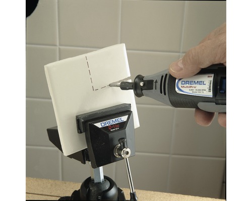 Dremel MultiPro Werkzeug bohrt Loch in Fliese, die im Dremel Schraubstock gehalten wird
