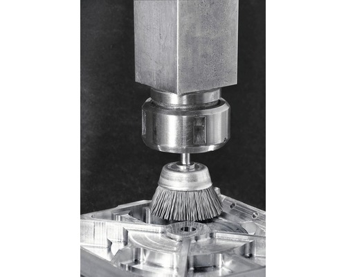 Drahtbürste für die Metallbearbeitung im Einsatz