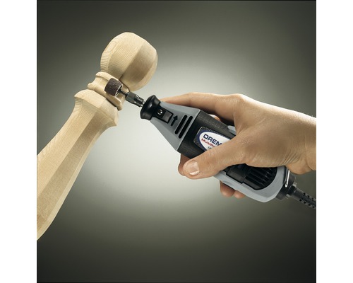 Dremel Multifunktionswerkzeug beim Bearbeiten eines Holzstücks