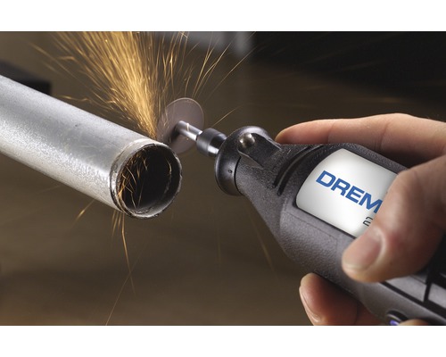 Dremel Multifunktionswerkzeug schneidet Metallrohr mit Funkenflug
