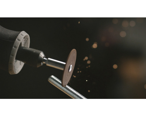 Multifunktionswerkzeug mit Trennscheibe beim Schneiden einer Gewindestange