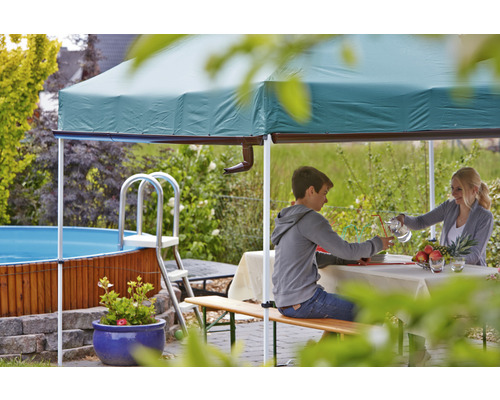 Gartenszene mit Pavillon, Pool und Menschen beim Essen im Freien