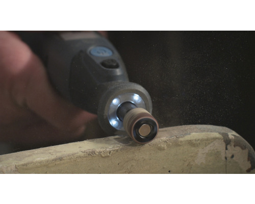 Einhand-Multifunktionswerkzeug beim Schleifen von Holz