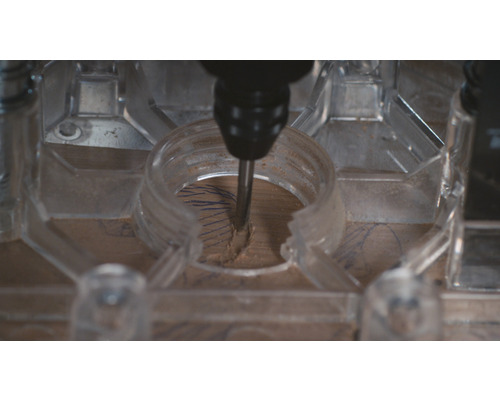 Nahaufnahme einer CNC-Fräse bei der Bearbeitung von Holz