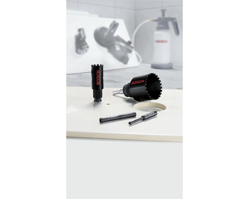 Lochsägen von Bosch auf einer Werkbank