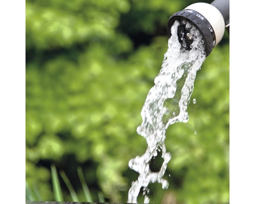 Gartenschlauchdüse mit Wasserstrahl im Einsatz