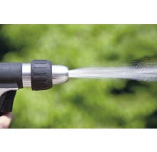 Wasserstrahl aus einer Gartenspritze.