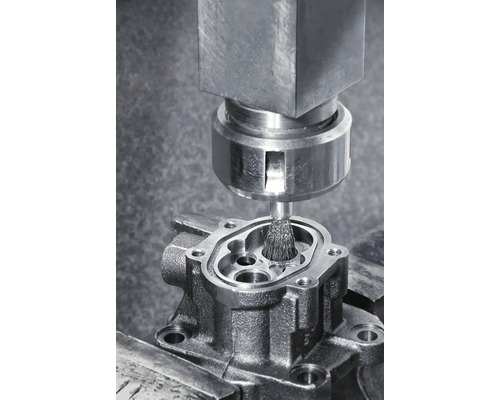 Metallteil wird mit Bürste bearbeitet