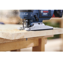 Bosch Stichsäge beim Sägen eines Holzstücks