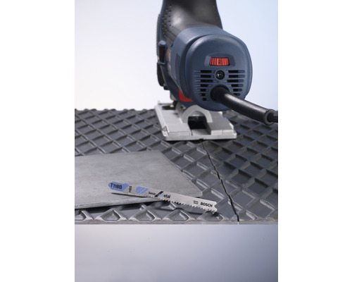 Stichsäge und Sägeblatt beim Schneiden einer Fliese