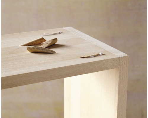 Holztisch mit Holzkeilen zur Befestigung von Möbeln