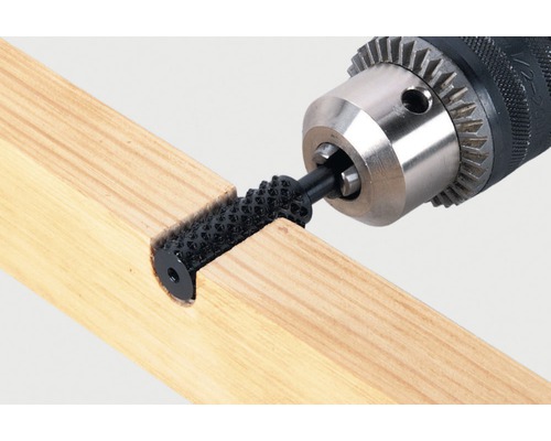 Holzfräse mit Bohrmaschine an einem Holzstück