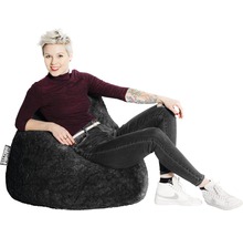 Frau sitzt auf einem grauen Sitzsack