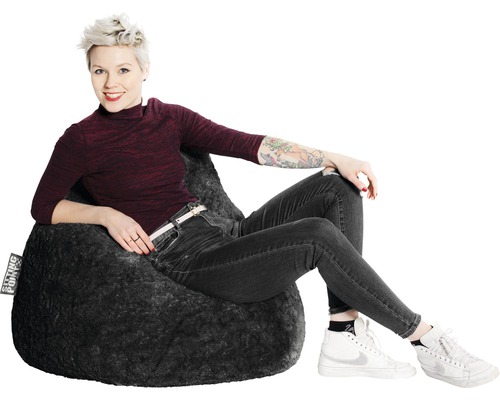 Frau sitzt auf einem grauen Sitzsack