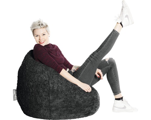 Frau sitzt in einem schwarzen Sitzsack