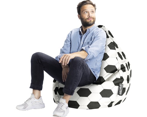 Mann sitzt auf einem Sitzsack im Fußball Design