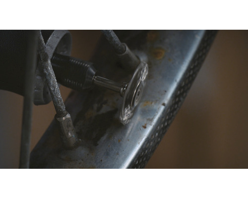 Nahaufnahme einer Trennscheibe an einer Bohrmaschine