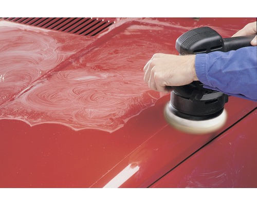 Autolack wird mit einer Poliermaschine poliert