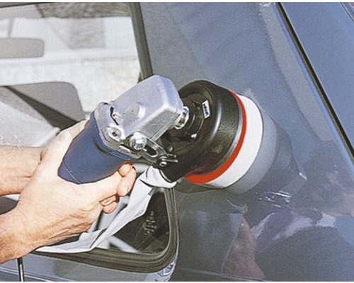 Autopolierer im Einsatz auf einem Fahrzeug.
