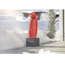 Pflanze im Topf mit Winterschutz in einer verschneiten Umgebung