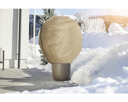 Pflanztopf mit Winterschutzhaube im verschneiten Garten
