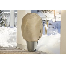 Pflanzkübel mit Winterschutzhaube im verschneiten Außenbereich