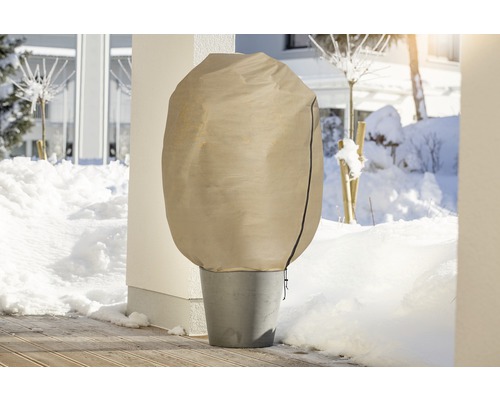 Pflanzkübel mit Winterschutzhaube im verschneiten Außenbereich
