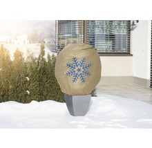 Pflanztopf mit Winterschutzhaube und Schneeflockenmuster im Garten