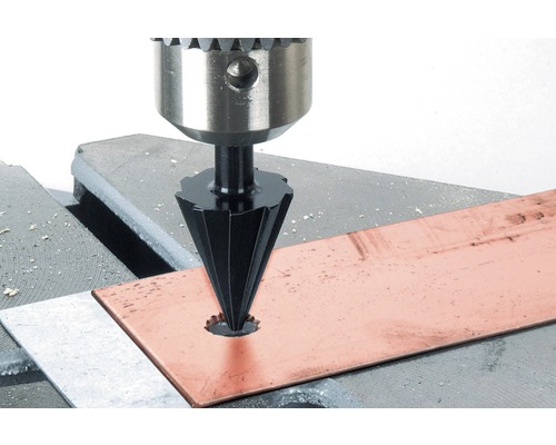 Entgrater an einer Bohrmaschine beim Entgraten einer Metallplatte