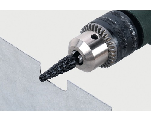 Kegelförmiger Schleifstift im Bohrfutter einer Bohrmaschine an einem Werkstück