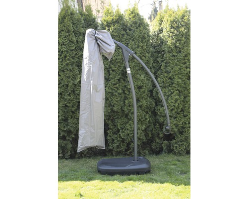 Ampelschirm mit Schutzhülle und Schirmständer auf Rasen