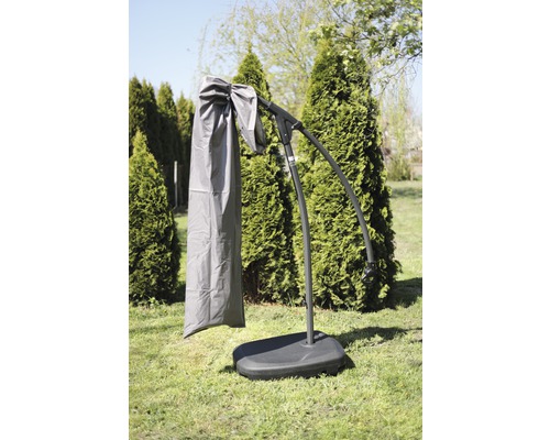 Freiarm-Sonnenschirm mit Schutzhülle und Ständer im Garten