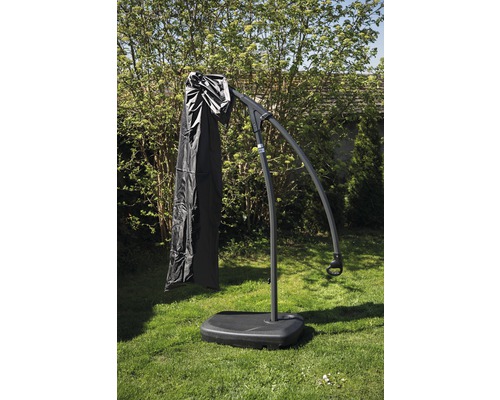 Freiarm-Sonnenschirm mit Schutzhülle auf einer Rasenfläche