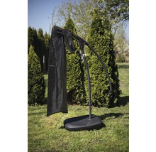 Freiarm-Sonnenschirm mit Schutzhülle auf einer Rasenfläche.