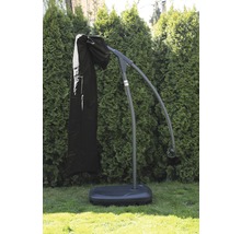 Ampelschirm mit Schutzhülle im Garten