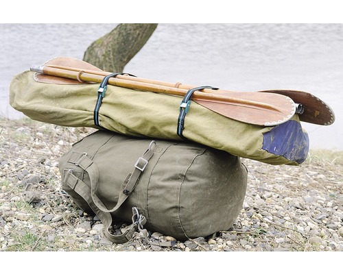 Paddel in einer Tasche auf einer Seesack Reisetasche