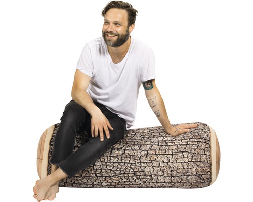 Mann sitzt auf Baumstamm Sitzsack
