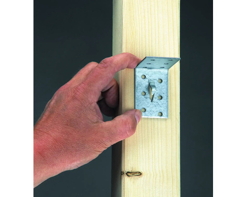 Metallwinkelverbinder wird an einem Holzpfosten befestigt