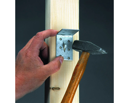 Einhandwinkel wird mit Hammer an einem Holzbalken befestigt