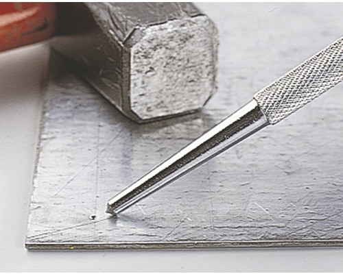 Ahle mit Hammer auf Metallplatte