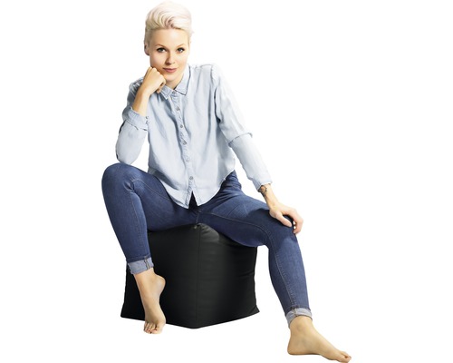 Frau sitzt auf einem schwarzen Sitzsack