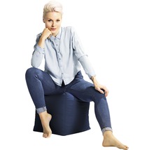 Frau sitzt auf einem Sitzsack