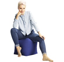 Frau sitzt auf einem blauen Sitzsack