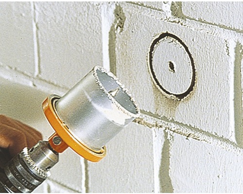 Kernbohrer im Einsatz an einer Wand