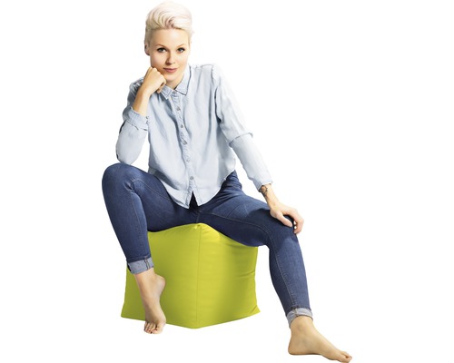 Frau sitzt auf einem Sitzsack