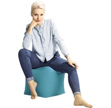 Frau sitzt auf einem Sitzsack