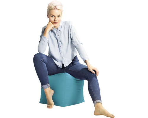 Frau sitzt auf einem Sitzsack